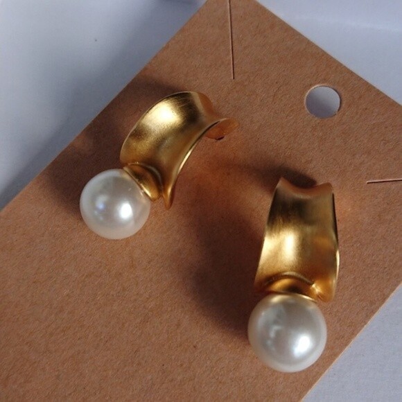 Anne Klein faux pearl gold tone pierced earrings - Picture 1 of 6